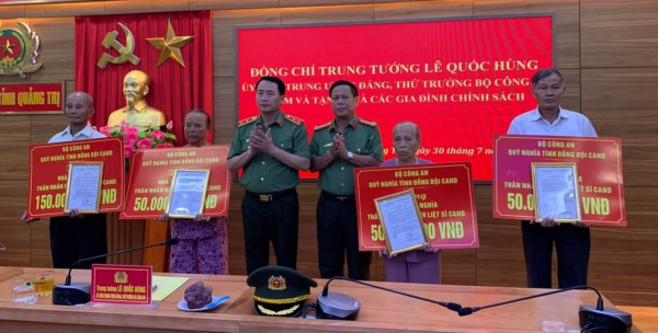 Thứ trưởng Lê Quốc Hùng tặng kinh phí xây nhà tình nghĩa tại Quảng Trị -0