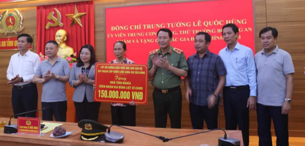 Thứ trưởng Lê Quốc Hùng tặng kinh phí xây nhà tình nghĩa tại Quảng Trị -1