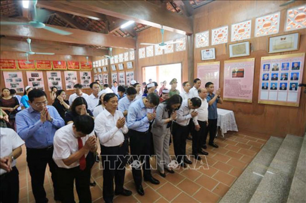 Phó Chủ tịch nước Võ Thị Ánh Xuân dâng hương tại di tích Trường Thanh niên lao động xã hội chủ nghĩa Hòa Bình -0