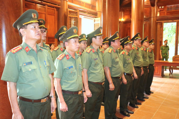 Ủy ban Kiểm tra Đảng ủy Công an Trung ương về nguồn tại Nghệ An và Hà Tĩnh -1