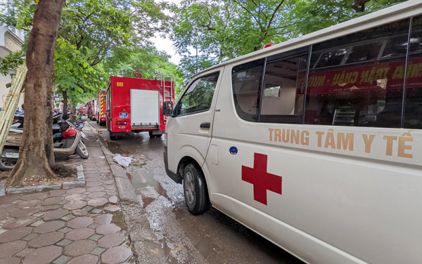 Nhiều xe cứu thương được điều đến hiện trường vụ cháy quán Karaoke -0