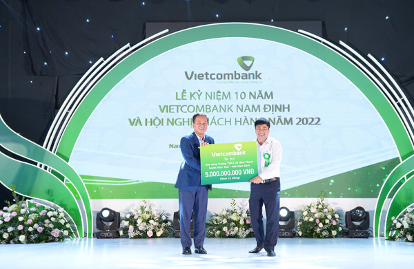 Vietcombank trao 5 tỷ đồng hỗ trợ kinh phí xây dựng trường Trung học cơ sở ở Nam Định -0
