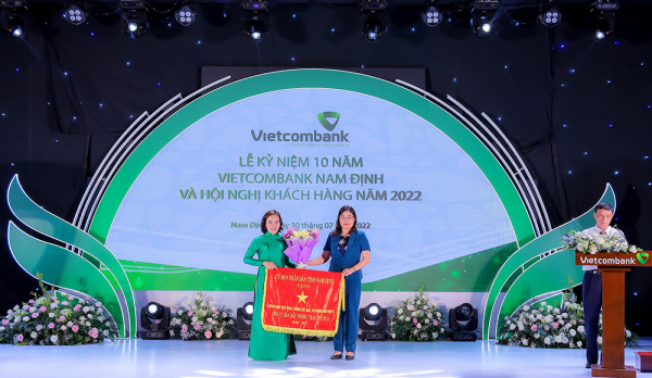 Vietcombank trao 5 tỷ đồng hỗ trợ kinh phí xây dựng trường Trung học cơ sở ở Nam Định -0