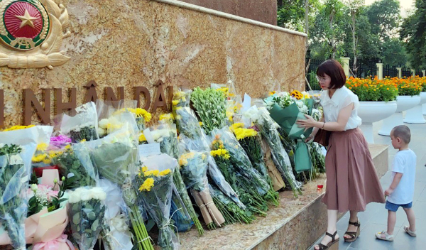Xúc động tình cảm Nhân dân đến đặt hoa tươi dưới Tượng đài tri ân 3 CBCS Cảnh sát PCCC&CNCH hy sinh -0