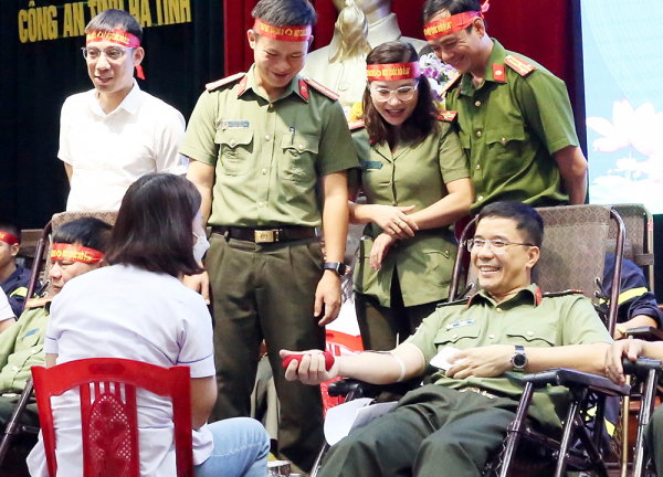 Giám đốc Công an tỉnh Hà Tĩnh cùng 250 CBCS hiến máu cứu người -0