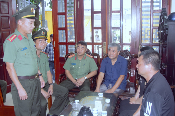 Công an tỉnh Nghệ An thăm hỏi, động viên 3 gia đình có CBCS Công an hy sinh khi làm nhiệm vụ -0