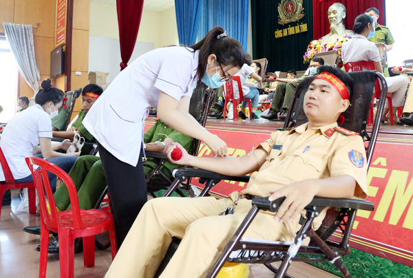 Giám đốc Công an tỉnh Hà Tĩnh trực tiếp hiến máu cứu người -0