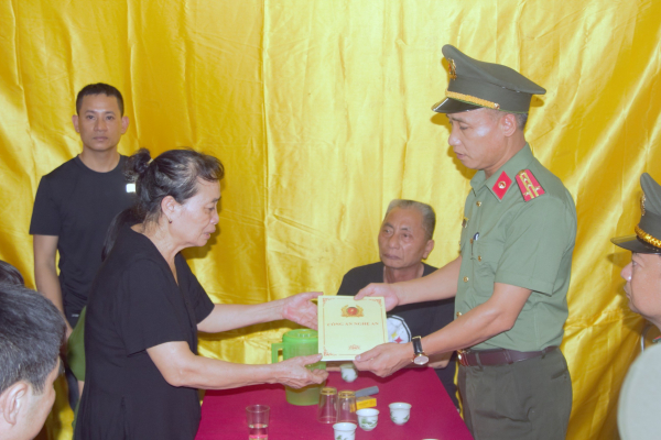 Công an tỉnh Nghệ An thăm hỏi, động viên 3 gia đình có CBCS Công an hy sinh khi làm nhiệm vụ -0