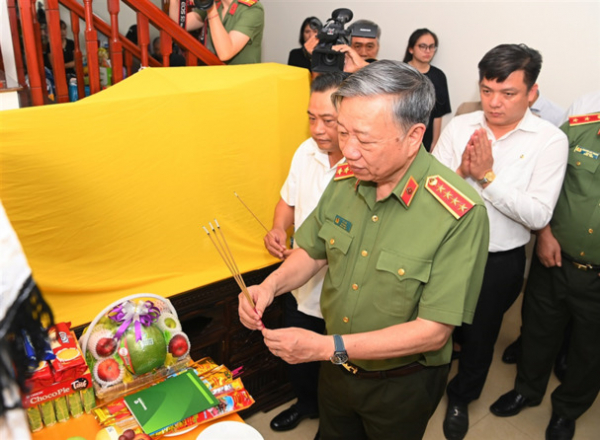 Minister To Lam visits family of fallen firefighters -0