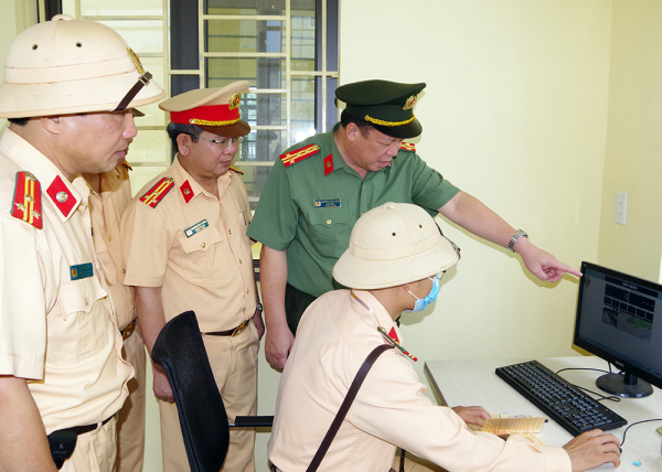 Hà Nam: Giám đốc Công an tỉnh kiểm tra thực tế, trực tiếp chỉ đạo xử lý xe quá tải -0