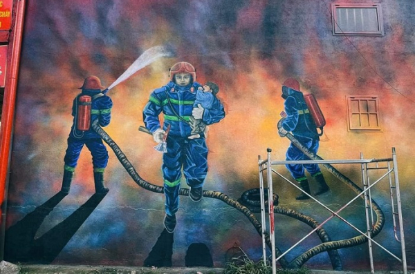 Người dân vẽ lính cứu hỏa để tưởng nhớ 3 cảnh sát hi sinh -0
