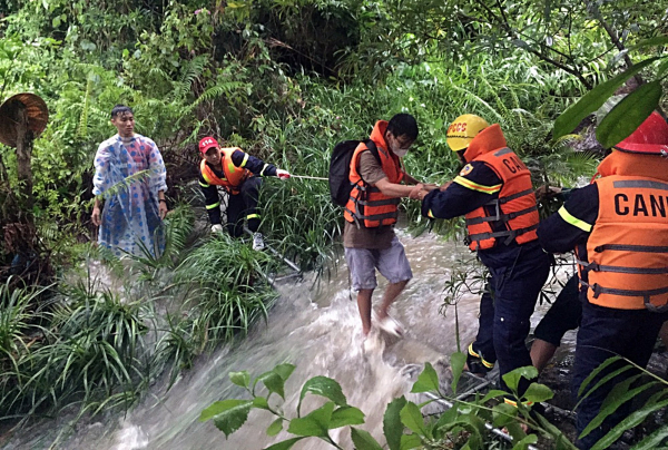Công an Quảng Nam kịp thời giải cứu 23 người mắc kẹt tại suối Tiên -0