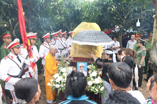 Lễ truy điệu Thiếu tá Hồ Tấn Dương hy sinh khi làm nhiệm vụ -2