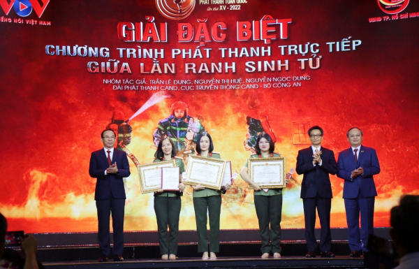 Giải đặc biệt cho tác phẩm “Giữa lằn ranh sinh tử” -0