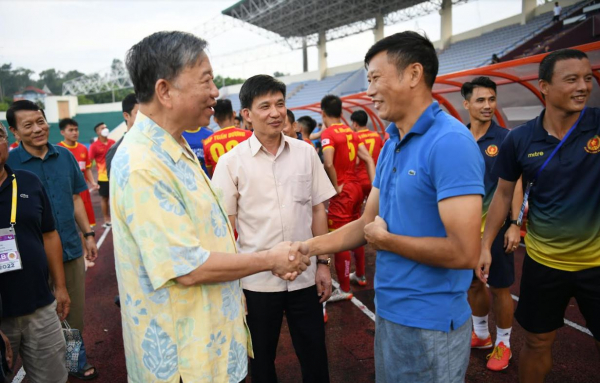 Bộ trưởng Tô Lâm động viên đội bóng đá CAND tại Phú Thọ -0