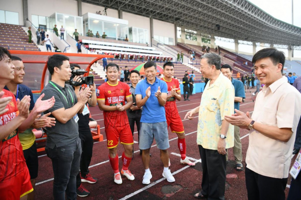 Bộ trưởng Tô Lâm động viên đội bóng đá CAND tại Phú Thọ -1