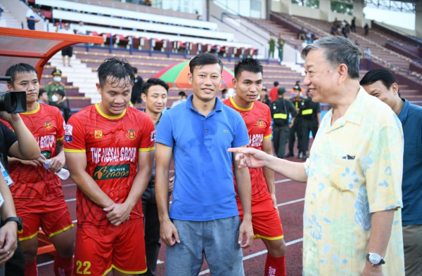 Bộ trưởng Tô Lâm động viên đội bóng đá CAND tại Phú Thọ -2