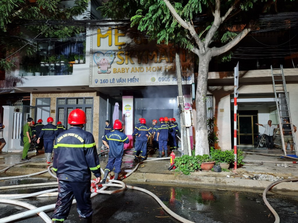 Đà Nẵng: 5 người hốt hoảng chạy thoát khỏi đám cháy siêu thị trong đêm  -3
