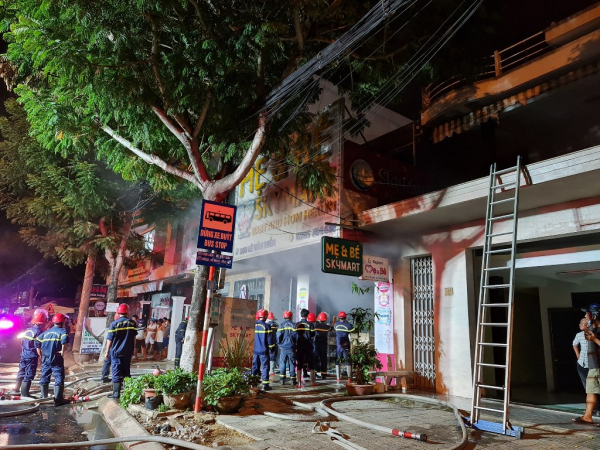 Đà Nẵng: 5 người hốt hoảng chạy thoát khỏi đám cháy siêu thị trong đêm  -1