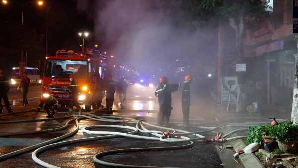 Đà Nẵng: 5 người hốt hoảng chạy thoát khỏi đám cháy siêu thị trong đêm  -2