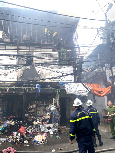 Dập tắt đám cháy tại tầng 2 của nhà dân trên phố Đê La Thành -0