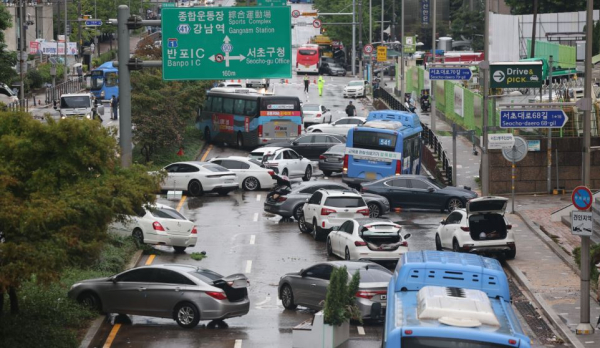 Giao thông Hàn Quốc hỗn loạn vì mưa lớn 