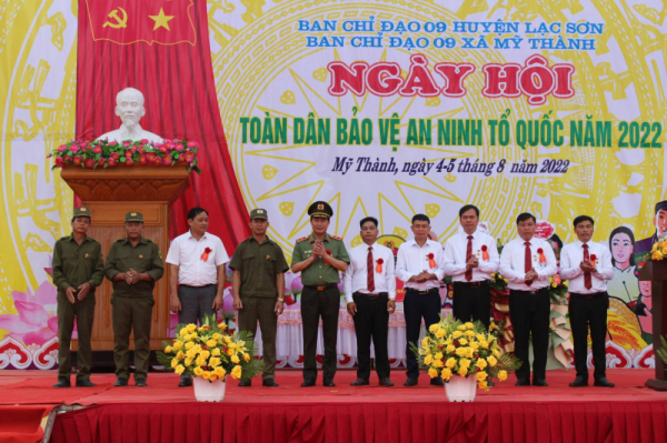 Deputy Minister Le Quoc Hung joins “All People Protecting National Security” Festival in Hoa Binh  -0
