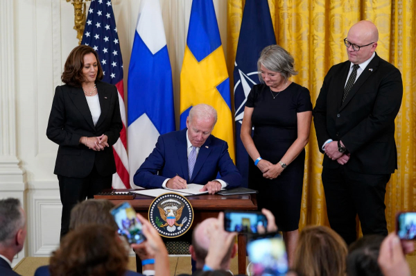 Tổng thống Mỹ ký văn bản chấp thuận cho hai nước Bắc Âu gia nhập NATO  -0