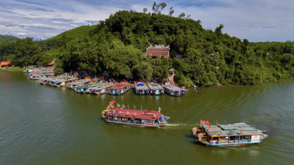 Hue Nam Temple festival draws thousands of visitors  -0