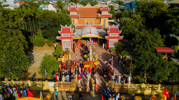 Hue Nam Temple festival draws thousands of visitors  -0