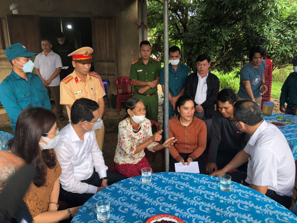 Ủy ban ATGT Quốc gia và tỉnh Thừa Thiên-Huế hỗ trợ gia đình các nạn nhân trong vụ tai nạn nghiêm trọng -0