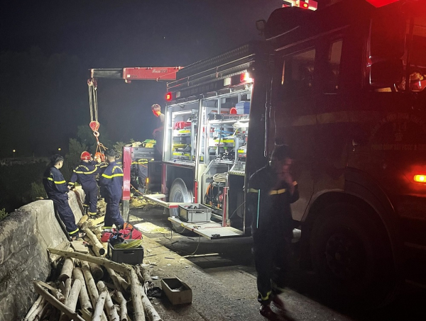 Trắng đêm cứu nạn xe chở keo tràm va chạm với xe máy khiến 4 người chết -0