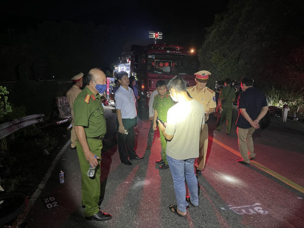 Trắng đêm cứu nạn xe chở keo tràm va chạm với xe máy khiến 4 người chết -0