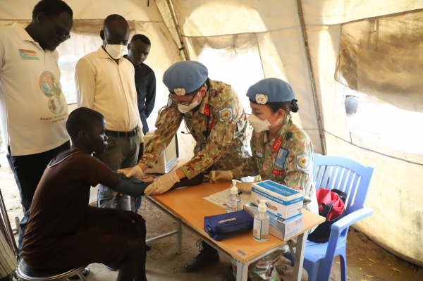 Chiến sĩ “mũ nồi xanh” khám chữa bệnh cho người dân Nam Sudan -0