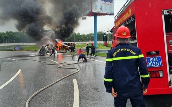 Container lật ngửa rồi cháy rụi trên cao tốc Hà Nội - Hải Phòng -0
