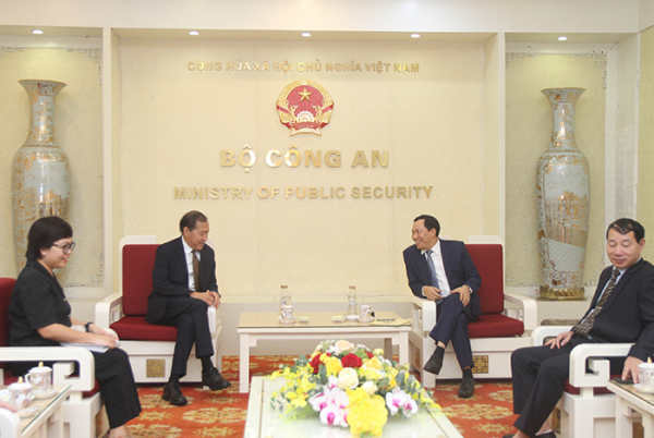 Deputy Minister Le Van Tuyen receives representatives of Boeing  -0