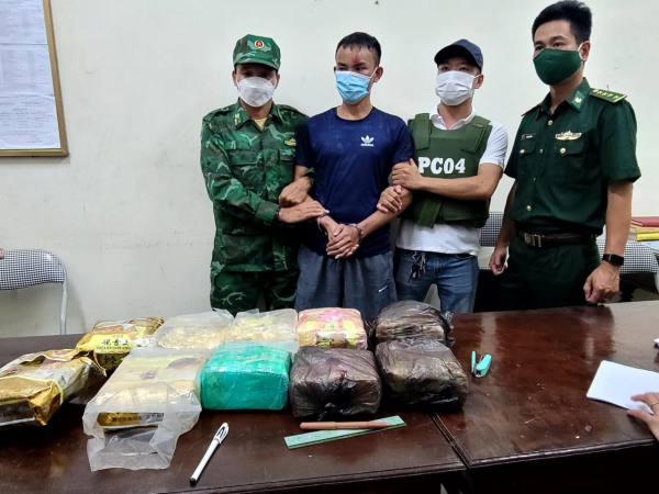 Nam thanh niên Hà Tĩnh thuê taxi vận chuyển 10kg ma túy đá -0
