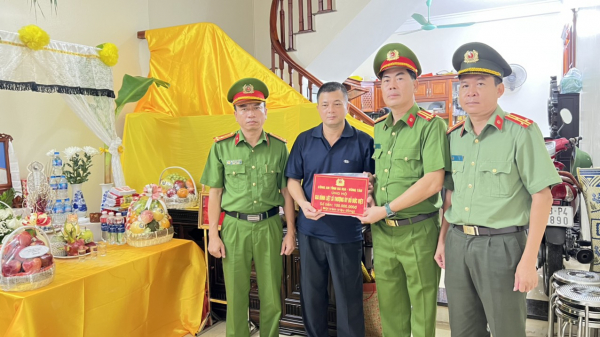 Công an tỉnh Bà Rịa-Vũng Tàu trao tặng quà gia đình ba Liệt sĩ hi sinh khi chữa cháy -0