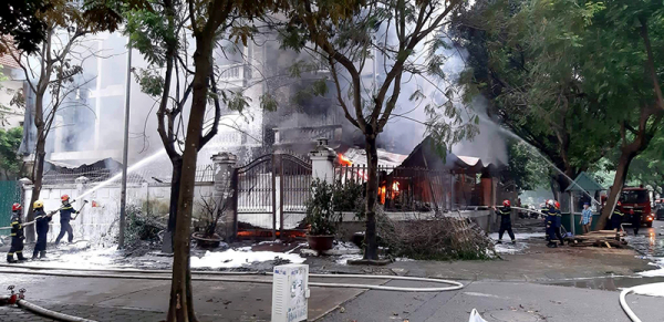Dập tắt đám cháy biệt thư tại quận Hoàng Mai  -0
