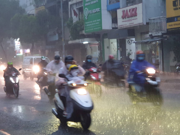 Hàng loạt tuyến đường ở TP Hồ Chí Minh ngập nặng trong cơn mưa trắng trời -0