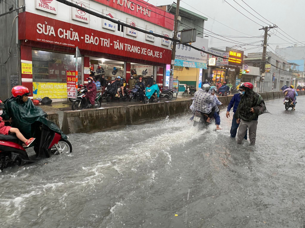 Hàng loạt tuyến đường ở TP Hồ Chí Minh ngập nặng trong cơn mưa trắng trời -1