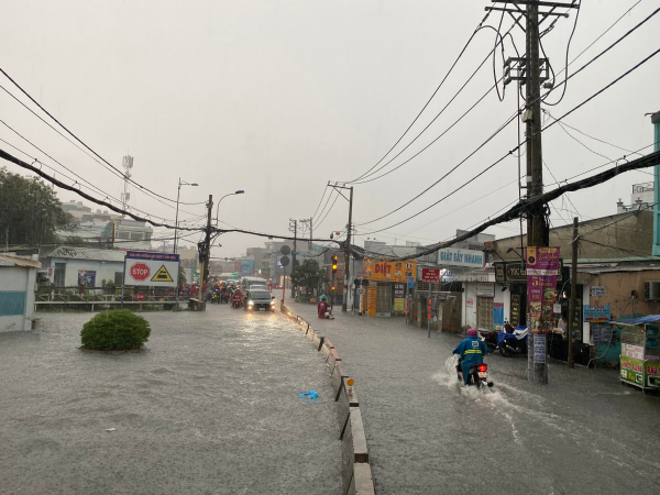 Hàng loạt tuyến đường ở TP Hồ Chí Minh ngập nặng trong cơn mưa trắng trời -2