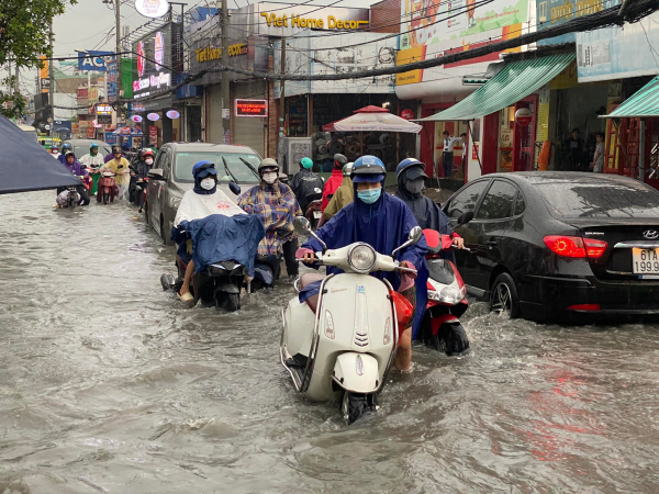 Hàng loạt tuyến đường ở TP Hồ Chí Minh ngập nặng trong cơn mưa trắng trời -4