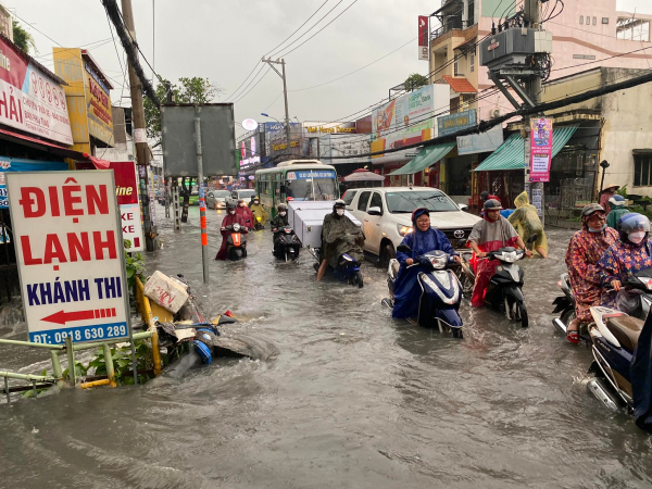 Hàng loạt tuyến đường ở TP Hồ Chí Minh ngập nặng trong cơn mưa trắng trời -5