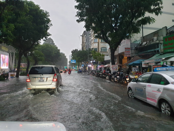 Hàng loạt tuyến đường ở TP Hồ Chí Minh ngập nặng trong cơn mưa trắng trời -6