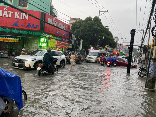 Hàng loạt tuyến đường ở TP Hồ Chí Minh ngập nặng trong cơn mưa trắng trời -7