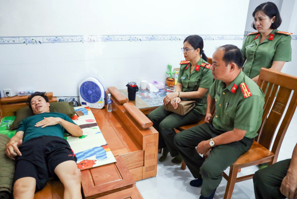 Công an tỉnh Thừa Thiên Huế thăm hỏi CBCS có hoàn cảnh đặc biệt tại TP Cần Thơ -0