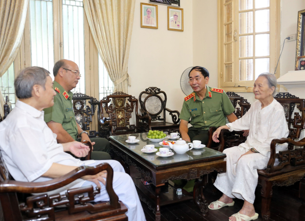 Thứ trưởng Trần Quốc Tỏ thăm hỏi gia đình các đồng chí cố Thứ trưởng Bộ Công an -0