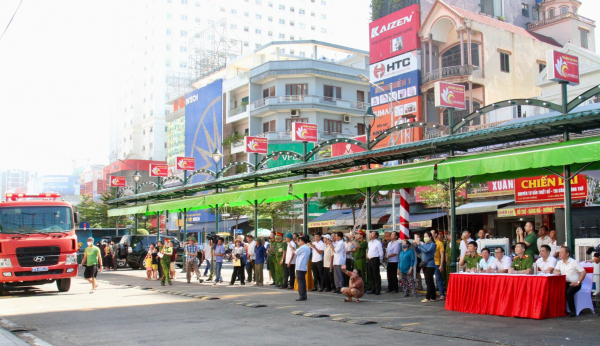 Ra mắt mô hình “Tổ liên gia an toàn PCCC” và “Điểm chữa cháy công cộng” -0