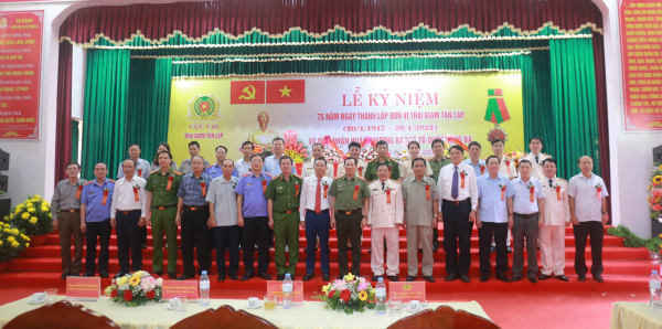 Trại giam Tân Lập đón nhận Huân chương Bảo vệ Tổ quốc hạng Ba -0